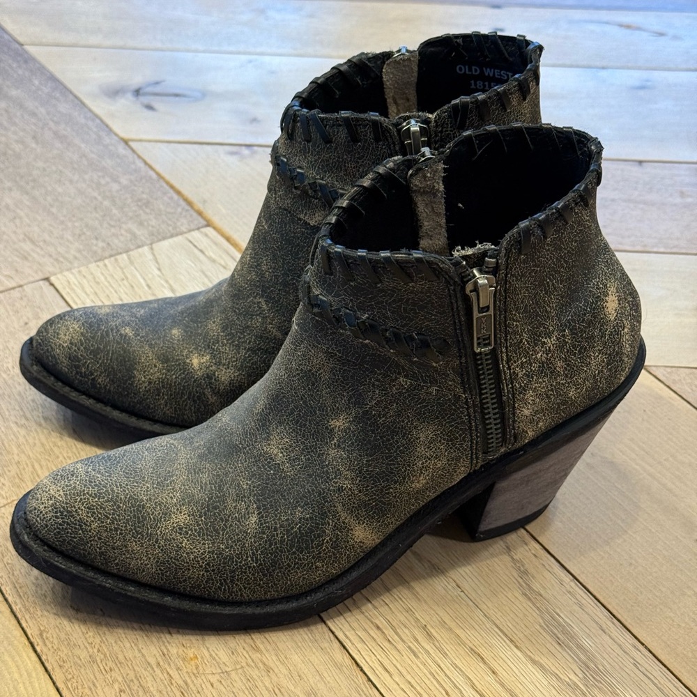 Old West Women's Textured Black Ankle Booties